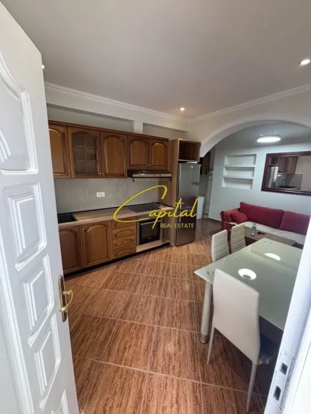 Tirane, jepet me qera apartament 1+1 Kati 1, 58 m² 450 € (5 MAJI)