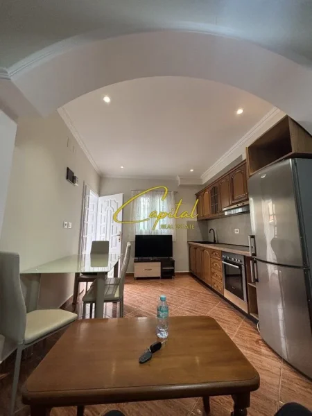 Tirane, jepet me qera apartament 1+1 Kati 1, 58 m² 450 € (5 MAJI)