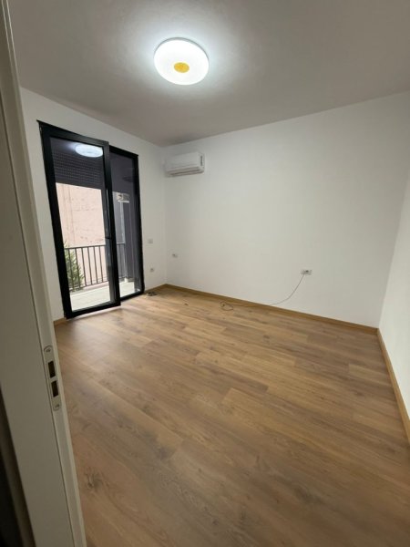 Tirane, jepet me qera zyre Kati 2, 75 m² 550 € (QENDER)