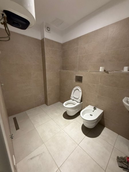 Tirane, jepet me qera zyre Kati 2, 75 m² 550 € (QENDER)