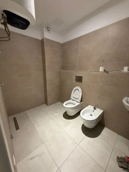 Tirane, jepet me qera zyre Kati 2, 75 m² 550 € (QENDER)