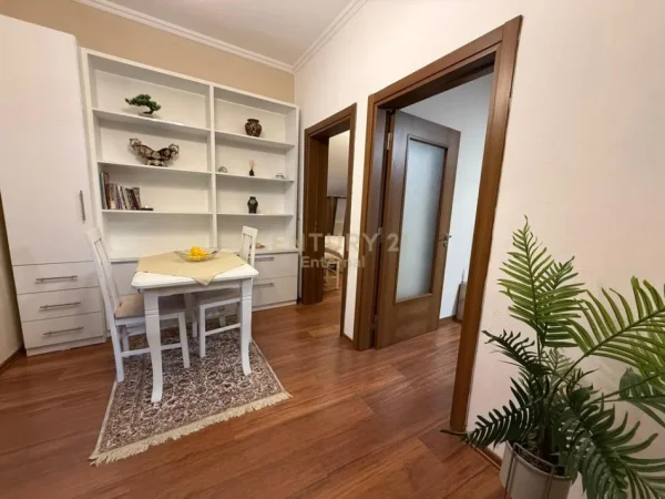 Tirane, jepet me qera apartament 1+1 Kati 4, 60 m² 500 € (Ambasada Amerikane)