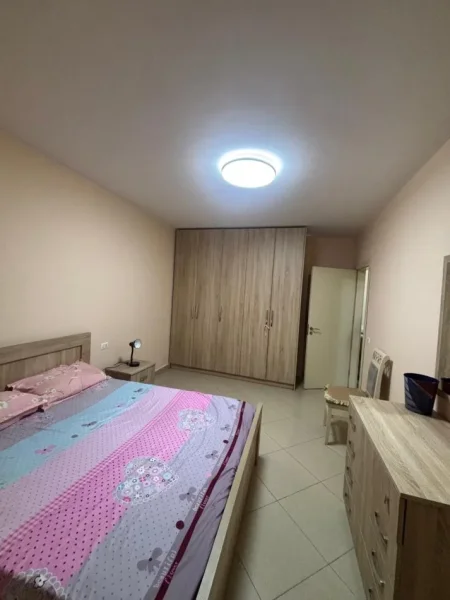 Tirane, jepet me qera apartament 1+1+Ballkon Kati 5, 65 m² 500 € (Rruga e Dibres)