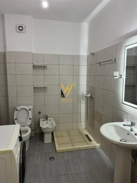 Tirane, jepet me qera apartament 2+1+Ballkon Kati 1, 90 m² 450 € (YZBERISHT)