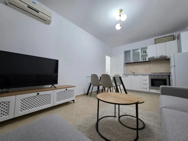 Tirane, jepet me qera apartament 1+1+Ballkon Kati 4, 65 m² 650 € (ISH EKSPOZITA)