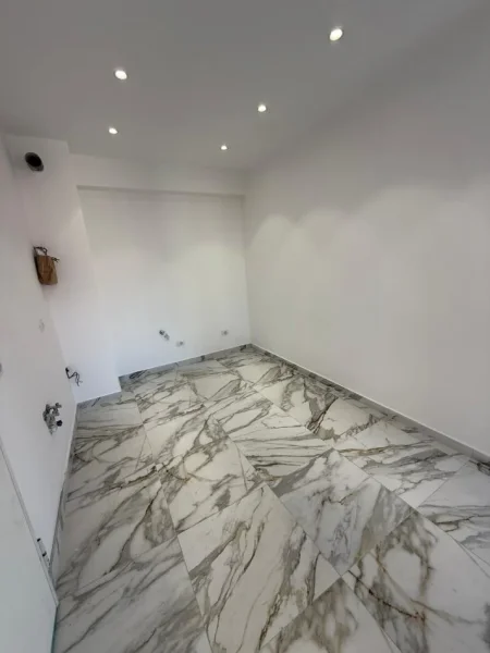 Tirane, jepet me qera ambjent biznesi , 80 m² 1.200 € (Rruga e Kavajes)