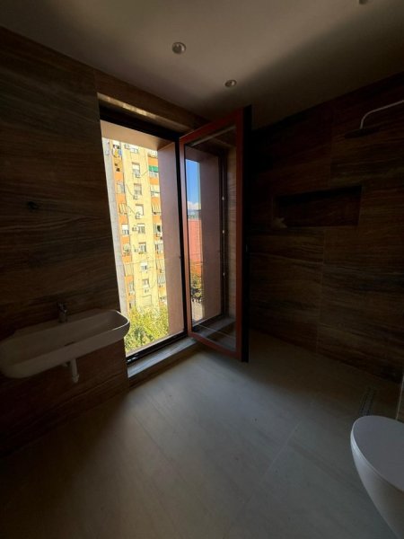 Tirane, jepet me qera ambjent biznesi , 80 m² 1.200 € (Rruga e Kavajes)