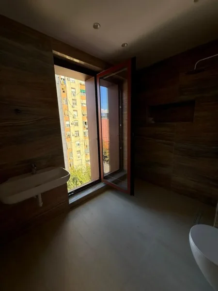 Tirane, jepet me qera ambjent biznesi , 80 m² 1.200 € (Rruga e Kavajes)