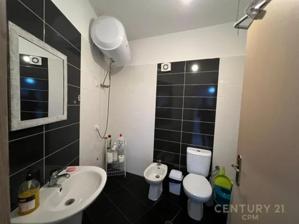Tirane, jepet me qera apartament 1+1 Kati 8, 64 m² 500 € (Bulevardi Migjeni)