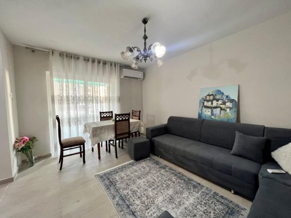 Tirane, jepet me qera apartament 3+1+Ballkon Kati 5, 80 m² 600 € (Rruga fortuzi)