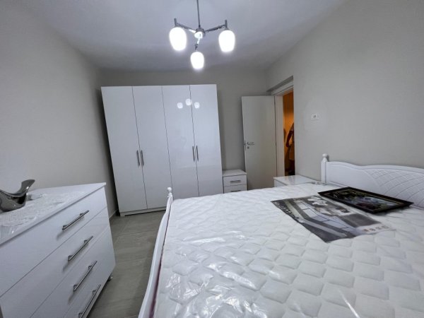 Tirane, jepet me qera apartament 3+1+Ballkon Kati 5, 80 m² 600 € (Rruga fortuzi)