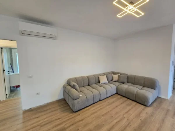 Tirane, jepet me qera apartament 2+1+Aneks+Ballkon Kati 7, 150 m² 1.400 € 