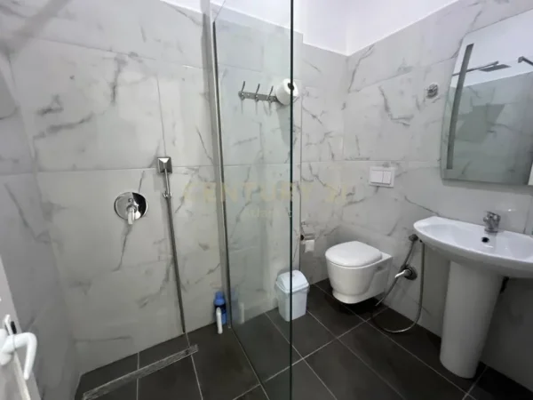 Durres, jepet me qera hotel Kati 2, 1.800 m² 3.500 € (Shijak)