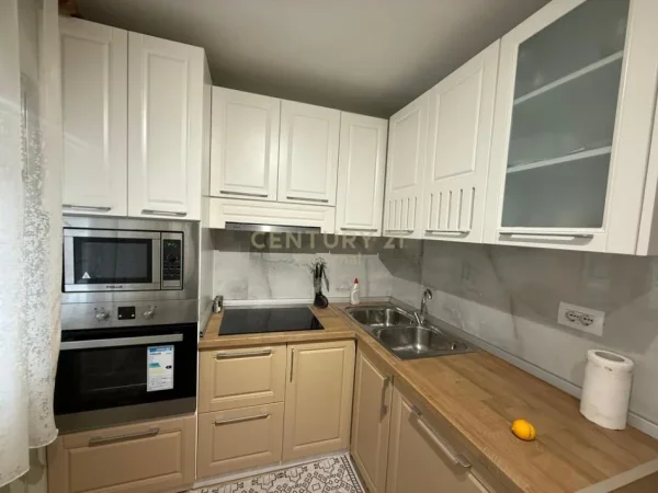 Tirane, jepet me qera apartament 2+1 Kati 3, 75 m² 600 € (Ambasada Amerikane)