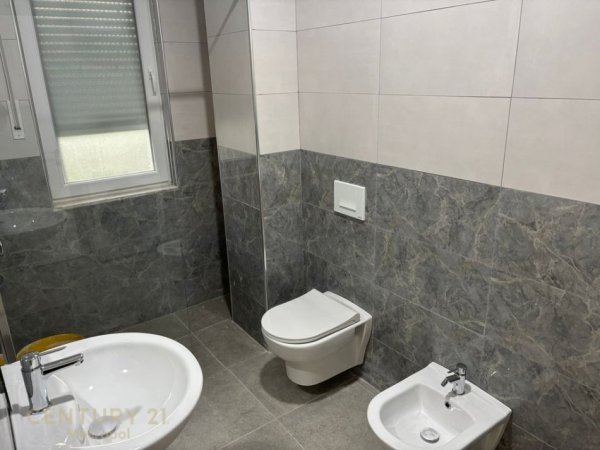Tirane, jepet me qera apartament 2+1+Ballkon Kati 2, 86 m² 450 € (qtu)
