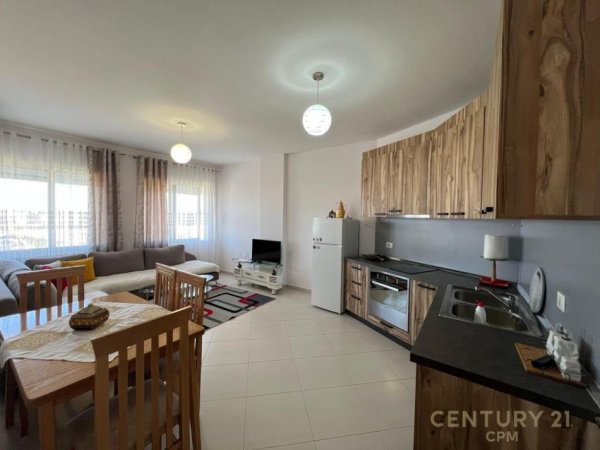 Tirane, jepet me qera apartament 1+1 Kati 8, 500 € (astir)