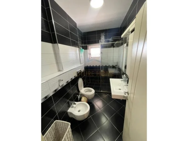 Tirane, jepet me qera apartament 2+1+Ballkon Kati 9, 95 m² 750 € (Rruga "Myslym Shyri")
