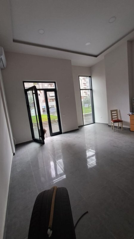 Tirane, jepet me qera dyqan Kati 0, 45 m² 600 € (Astir, Vila L)