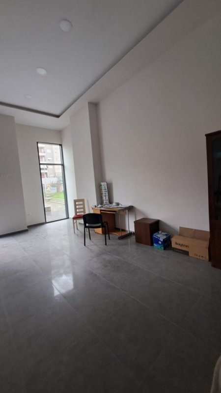 Tirane, jepet me qera dyqan Kati 0, 45 m² 600 € (Astir, Vila L)