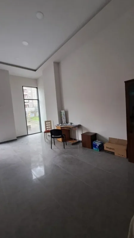 Tirane, jepet me qera dyqan Kati 0, 45 m² 600 € (Astir, Vila L)