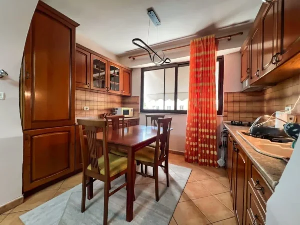 Tirane, jepet me qera apartament 2+1 Kati 3, 80 m² 700 € 