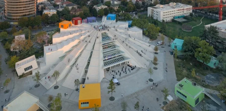 Tirane, jepet me qera zyre , 6.000 m² 30 € 