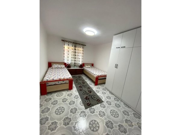 Tirane, jepet me qera apartament 2+1 Kati 4, 76 m² 600 € (Restorant Durresi rruga Ferit Xhajko)