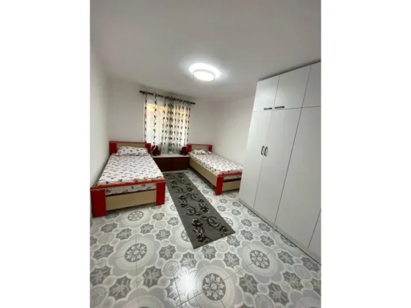 Tirane, jepet me qera apartament 2+1 Kati 4, 76 m² 600 € (Restorant Durresi rruga Ferit Xhajko)