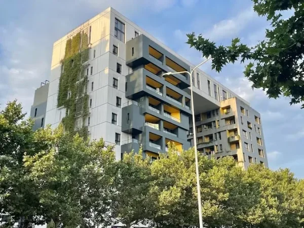 SHITET : ULTRA 🏘 2+1+2wc  (📍Kompleksi Square21 ) - 21 Dhjetori, 113 m² (Çmimi 297,000€)🧭 - 🔥CMIMI ME OKAZION NE KOMPLEKS I PER MOMENTIN, 2650€/m🔥