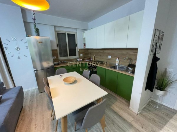 Tirane, jepet me qera apartament 3+1 Kati 4, 106 m² 750 € (Stacioni Trenit)