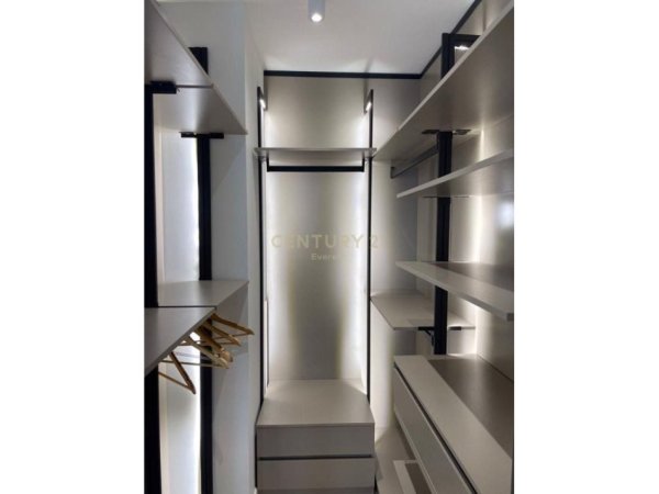 Tirane, jepet me qera apartament 1+1 Kati 8, 70 m² 900 € (Bulevardi Zogu 1)