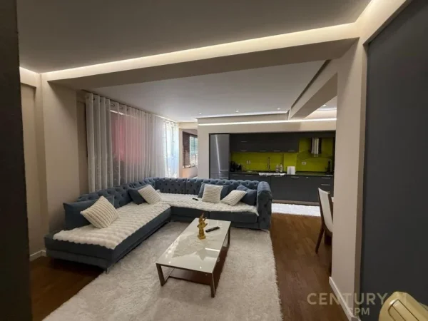 Tirane, jepet me qera apartament duplex 2+1 Kati 10, 155 m² 1.100 € (Ish stacioni Trenit)