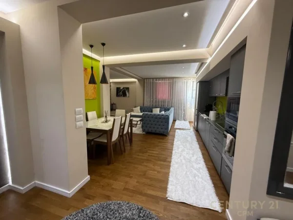 Tirane, jepet me qera apartament duplex 2+1 Kati 10, 155 m² 1.100 € (Ish stacioni Trenit)