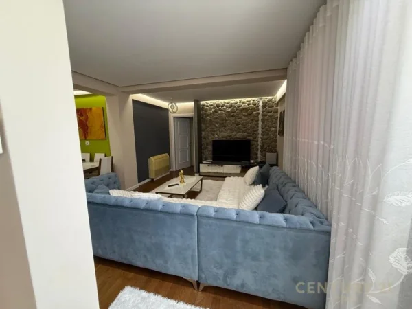 Tirane, jepet me qera apartament duplex 2+1 Kati 10, 155 m² 1.100 € (Ish stacioni Trenit)