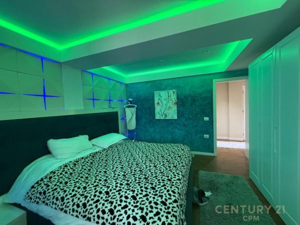 Tirane, jepet me qera apartament duplex 2+1 Kati 10, 155 m² 1.100 € (Ish stacioni Trenit)