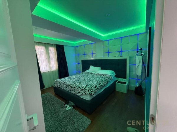 Tirane, jepet me qera apartament duplex 2+1 Kati 10, 155 m² 1.100 € (Ish stacioni Trenit)