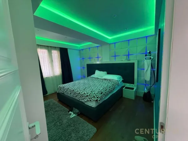 Tirane, jepet me qera apartament duplex 2+1 Kati 10, 155 m² 1.100 € (Ish stacioni Trenit)