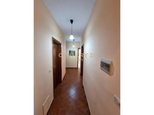 Tirane, jepet me qera apartament 2+1 Kati 7, 109 m² 700 € (Bulevardi Zogu 1)