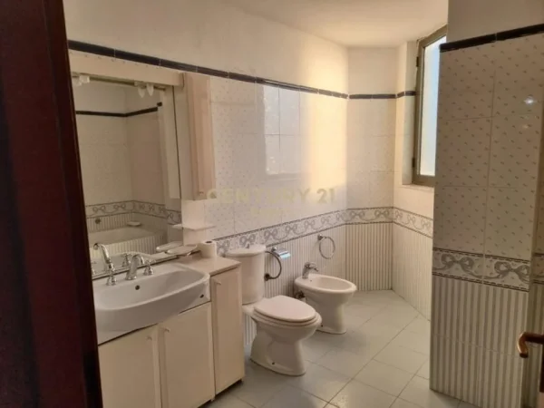 Tirane, jepet me qera apartament 2+1 Kati 7, 109 m² 700 € (Bulevardi Zogu 1)