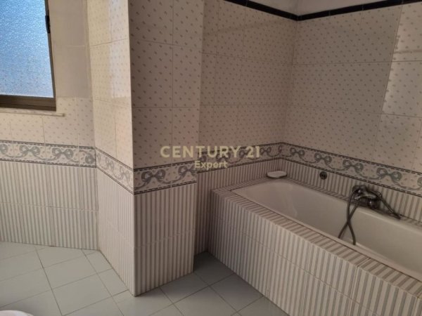 Tirane, jepet me qera apartament 2+1 Kati 7, 109 m² 700 € (Bulevardi Zogu 1)