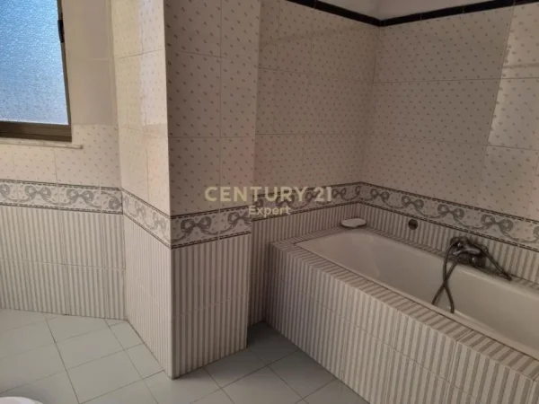 Tirane, jepet me qera apartament 2+1 Kati 7, 109 m² 700 € (Bulevardi Zogu 1)