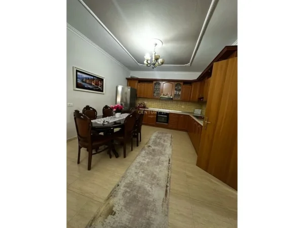 Tirane, jepet me qera apartament 2+1 Kati 2, 140 m² 700 € (Rruga Haxhi Hysen Dalliu)