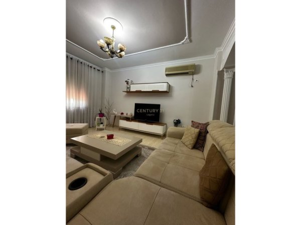 Tirane, jepet me qera apartament 2+1 Kati 2, 140 m² 700 € (Rruga Haxhi Hysen Dalliu)