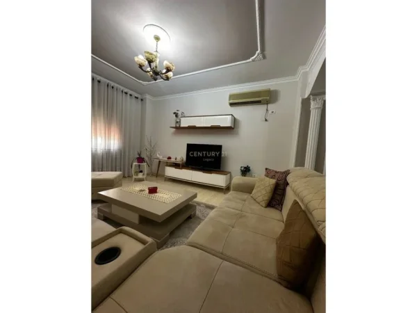Tirane, jepet me qera apartament 2+1 Kati 2, 140 m² 700 € (Rruga Haxhi Hysen Dalliu)