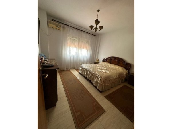 Tirane, jepet me qera apartament 2+1 Kati 2, 140 m² 700 € (Rruga Haxhi Hysen Dalliu)