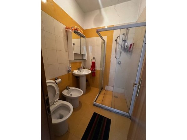 Tirane, jepet me qera apartament 2+1 Kati 2, 140 m² 700 € (Rruga Haxhi Hysen Dalliu)