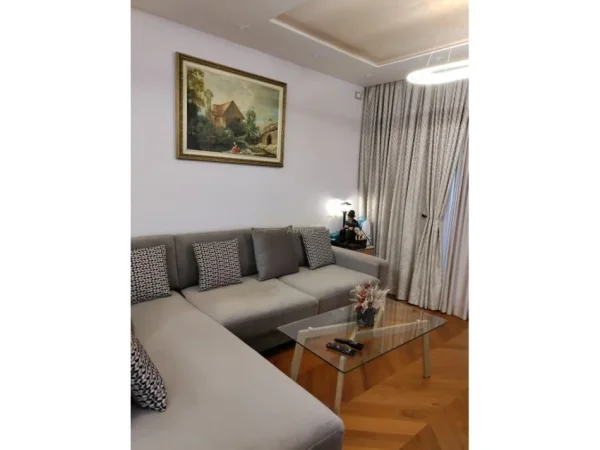 Tirane, shes apartament 1+1 Kati 2, 80 m² 305.000 € (Pazari Ri)