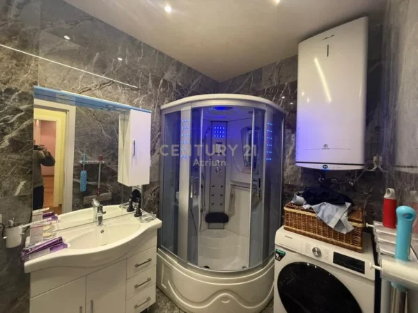 Tirane, shes apartament 1+1 Kati 2, 80 m² 305.000 € (Pazari Ri)