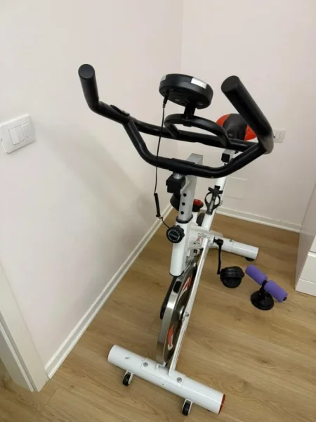 Tirane, shes biciklete fitnesi Spinning Bicycle e bardhë 300 €