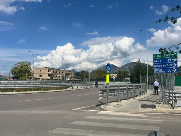 Tirane, jepet me qera kapanon , 650 m² 3.250 € (rruga myslym keta)